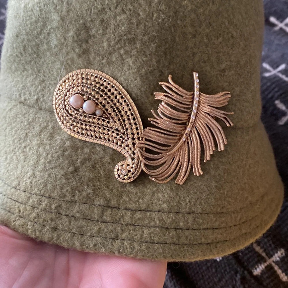 Vintage green wool hat with gold brooches - Picture 5 of 12